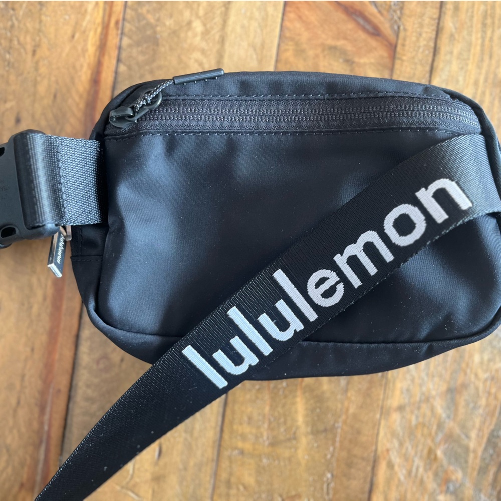 LULULEMON Everywhere Belt Bag 1L
Wordmark - Picture 10 of 12